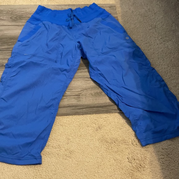 Lululemon capris size 6 - Picture 3 of 3